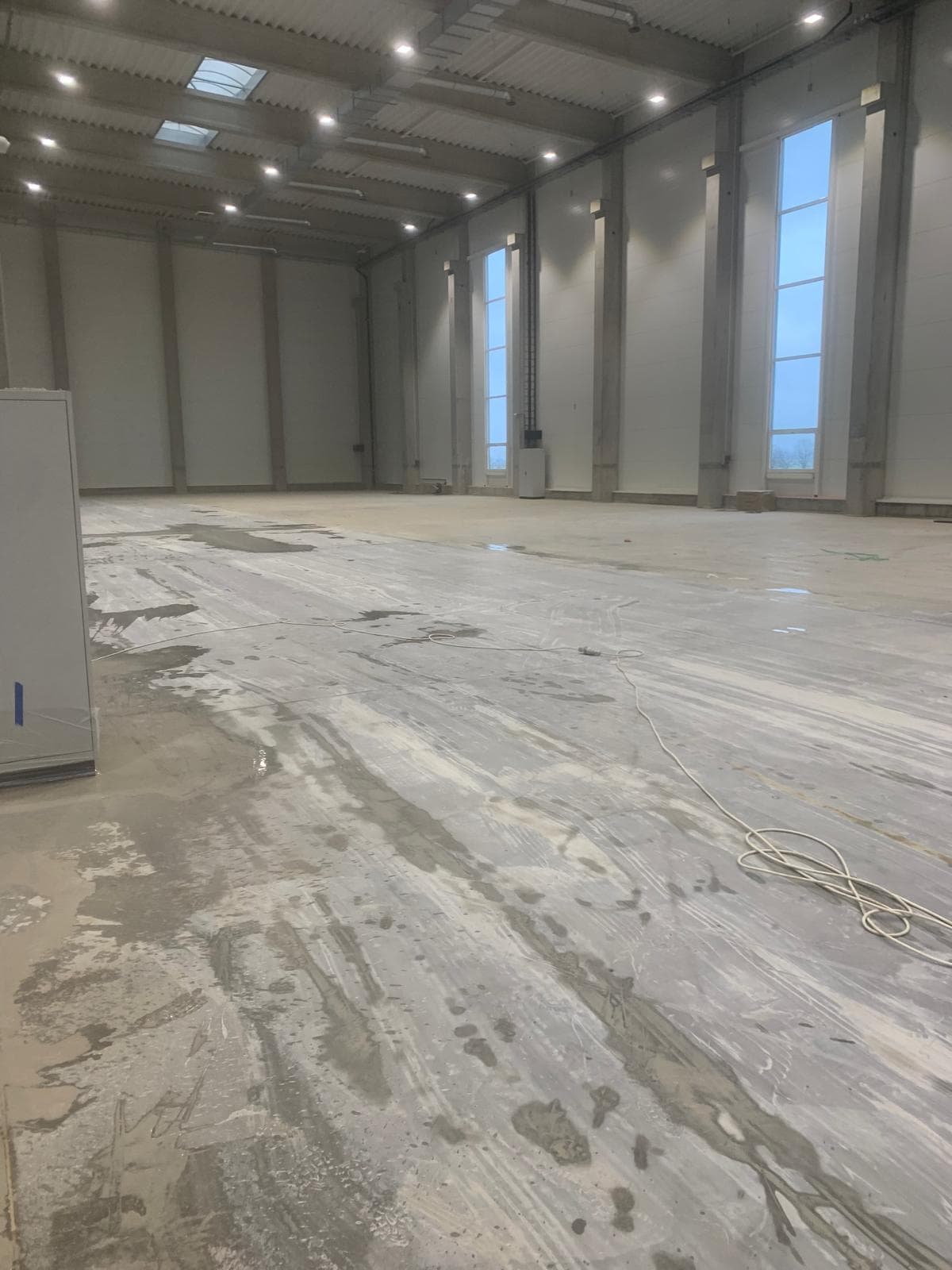 etap naprawy posadzki betonowej